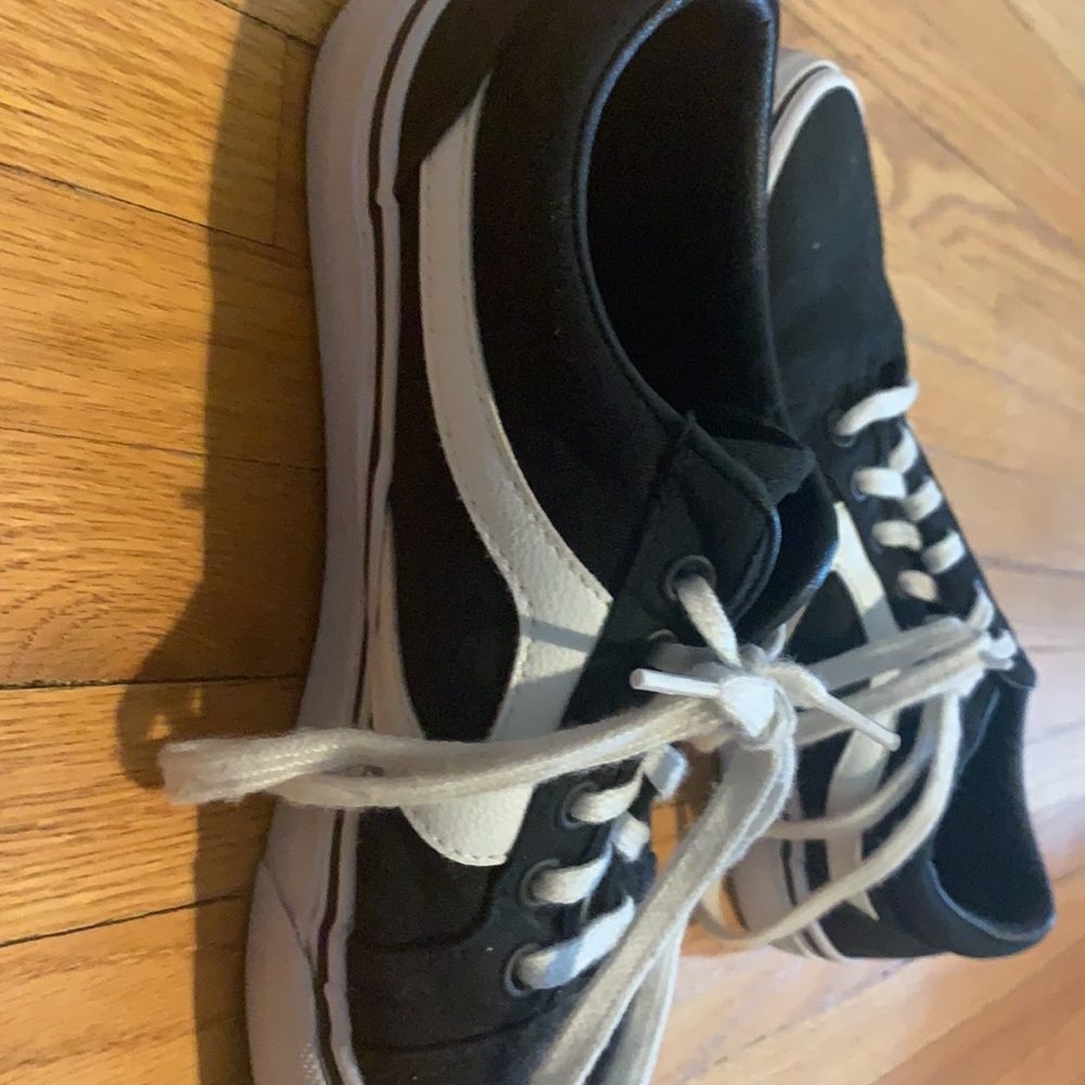 Black and white, size 7 the brand is NOBO